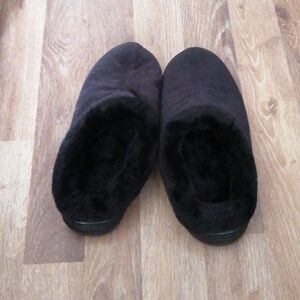 Black slippers size 7